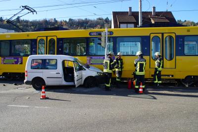 PKW uebersieht beim rechtsabbiegen  in Stuttgart Wangen Stadtbahn 